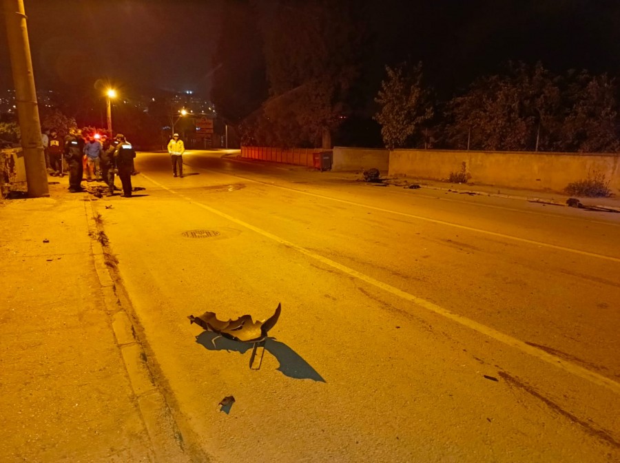 Bursa da gece yarısı feci kaza Duvara çarpan otomobilin motoru koptu