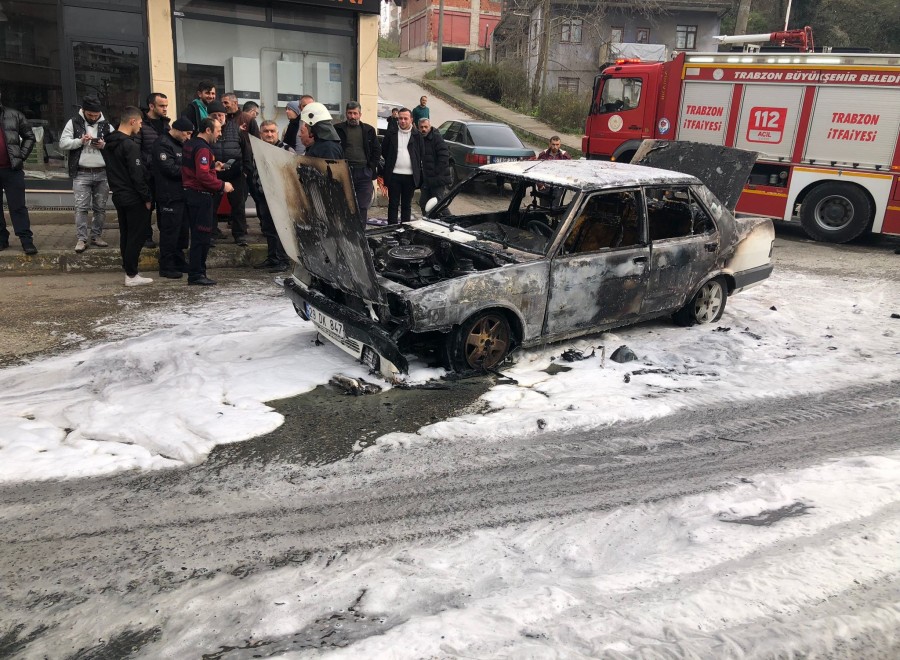 Trabzon da araç sokak ortasında alev alev yandı Asayiş Nöbetçi