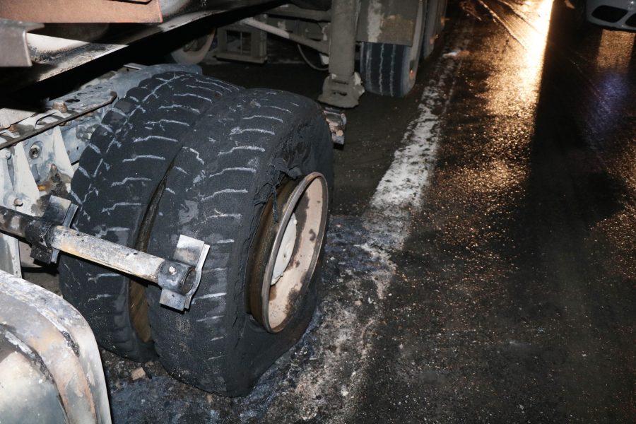 Hafriyat kamyonunun tekeri patladı yoğun trafik yaşandı Güncel