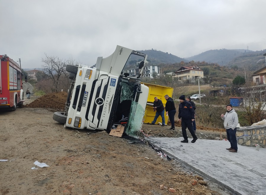 Kocaeli de toprak yüklü kamyon devrildi Güncel Haberler