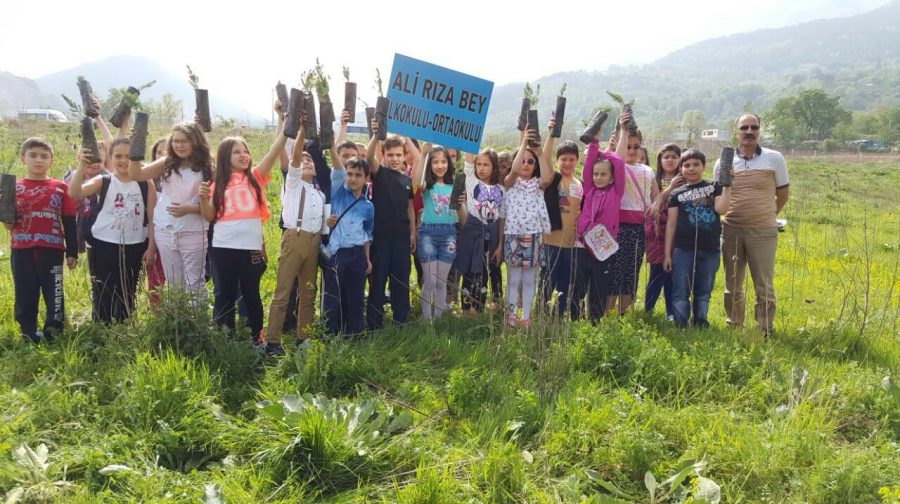 Öğrenciler Yeşil Bursa için Ağaç Dikti Öğrenciler Yeşil Bursa için Ağaç Dikti