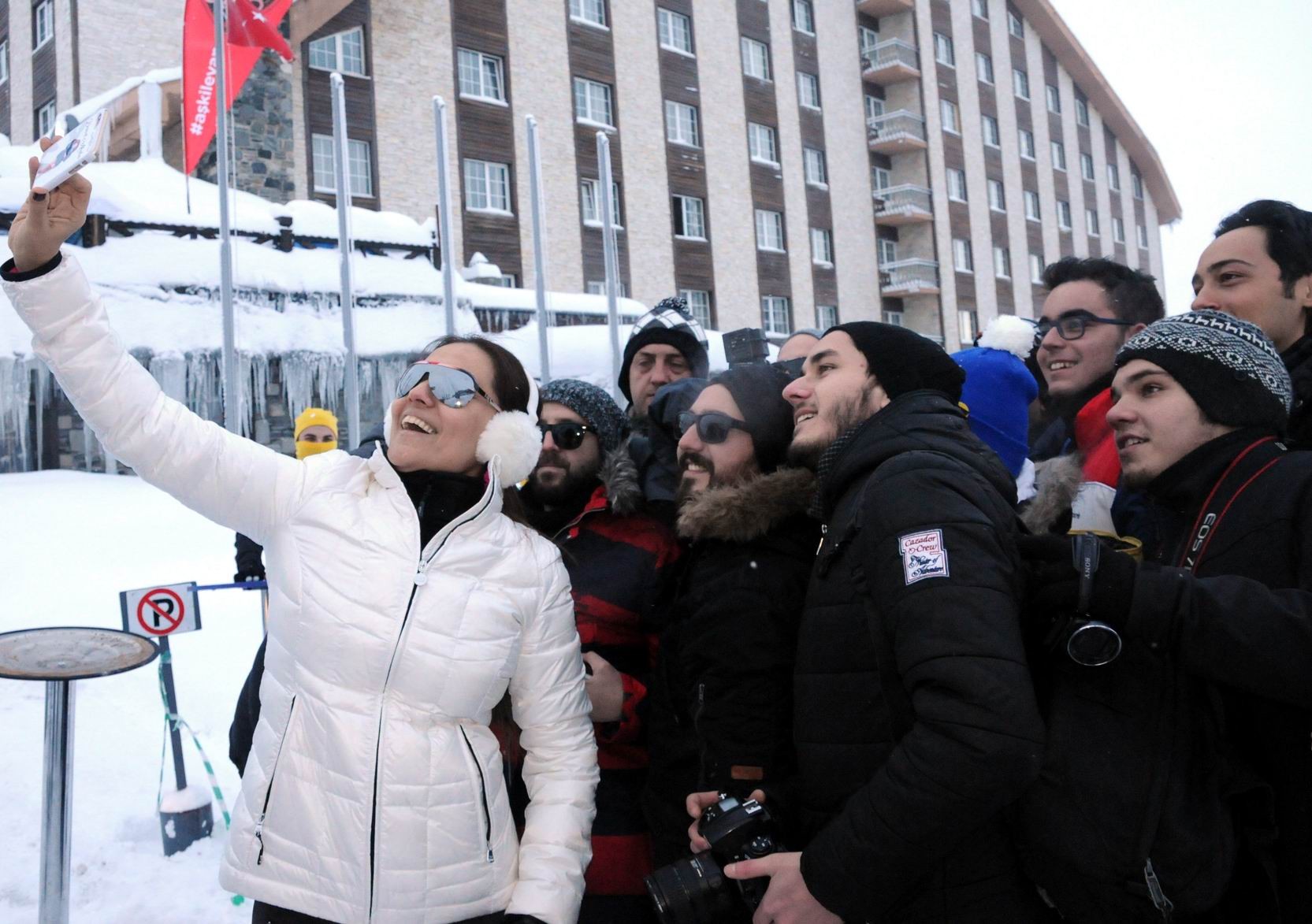 Demet Akalın trafik kazası geçirdi Demet Akalın trafik kazası geçirdi