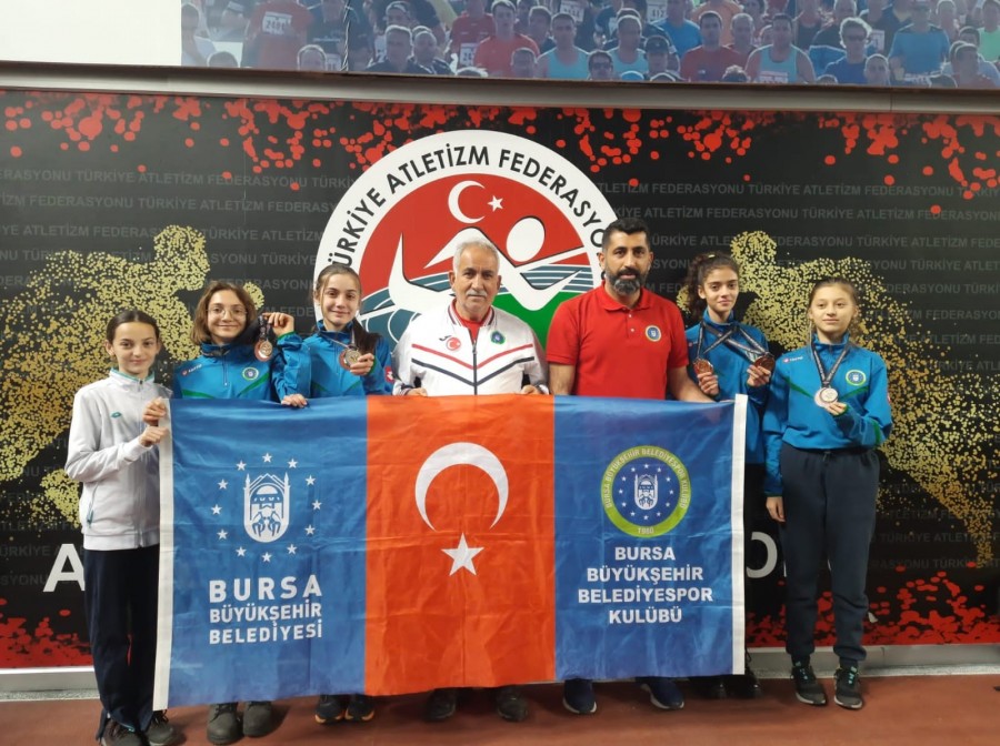 Bursa Büyükşehir Belediyesporlu atletlerden Türkiye Şampiyonası ndan 3