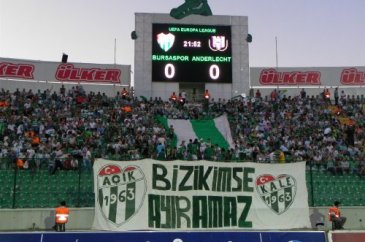 Tribünlerden taraftar manzaraları