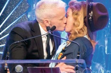  Madonna "öpüşmesiyle" geceye damga vurdu