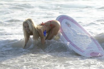 Courtney Stodden'ın sörf keyfi