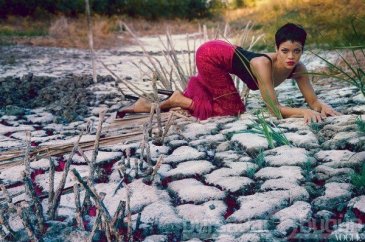 Rihanna'dan dergi çekimi için nefes kesen pozlar...