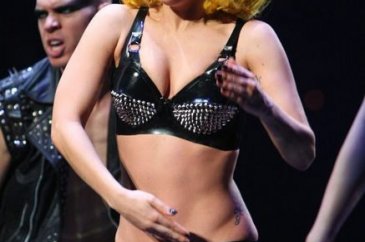 Lady Gaga'dan olay yaratacak pozlar