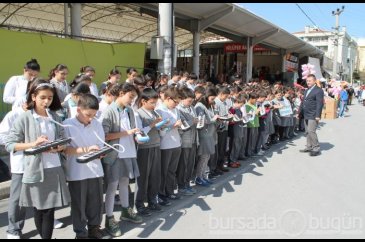 Öğrencilerden pazarda melodika şovu - ÖZEL HABER