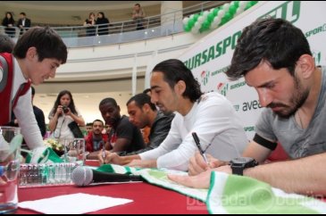 Futbolcular BursasporCell için imza dağıttı