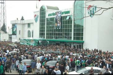 İbrahim Yazıcı'nın naaşı kortej eşliğinde Ulucami'ye getirildi