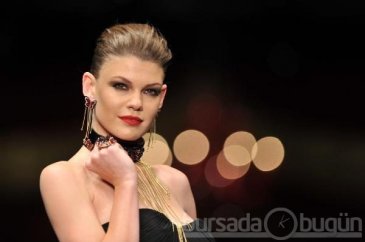 Miranda Kerr yerine Chloe Loughnan podyuma çıktı