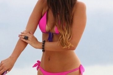 Pembe bikinili Claudia