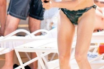 Şeyda Coşkun bikini altına bot giydi!