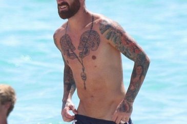 Meireles ve eşinden plajda dövme gösterisi 
