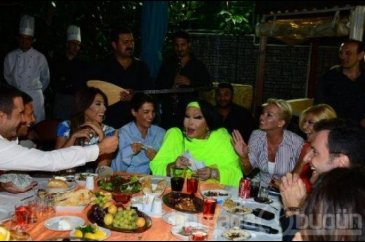 Bülent Ersoy para dağıttı 
