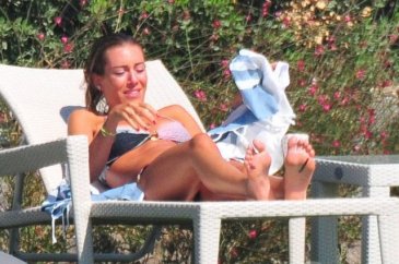 Sinem Kobal'dan bikini şov!