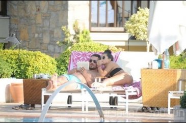 Tuba Büyüküstün'ün şezlong romantizmi 