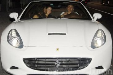 İki kişilik Ferrari'ye sığamadılar!