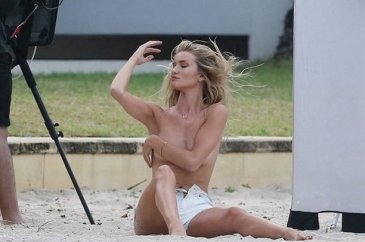 Rosie Huntington-Whiteley üstsüz yakalandı