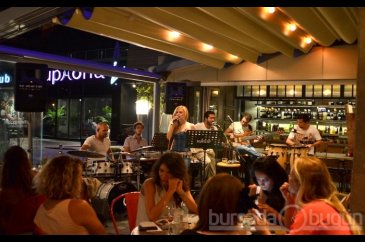 Aslıhan Kement'inThe Winston Brasserie çıkarması...