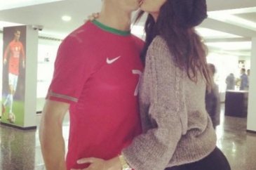 Irina Shayk sevgilisinin mumyasını öptü
