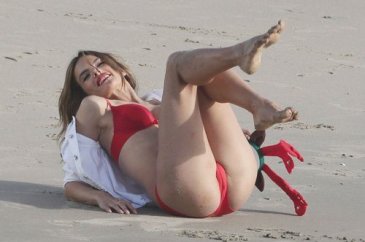 Alessandra Ambrosio'dan Noel pozları...