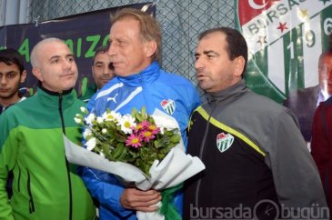 Taraftarlar Daum'u ve futbolcuları bağrına bastı!