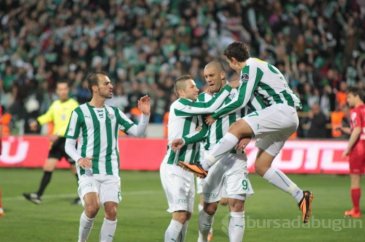 Timsah 3 puanı söktü aldı!