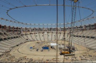 Yeni stadyumda çatı halatları geriliyor