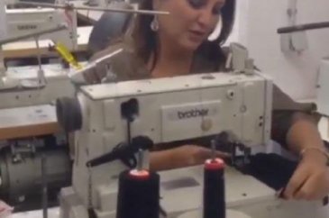 Sibel Can overlok makinesinin başında