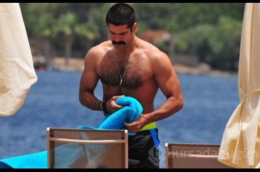 Burak Özçivit tek başına tatilde