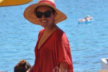 Ezgi Mola Çeşme'de tatilde