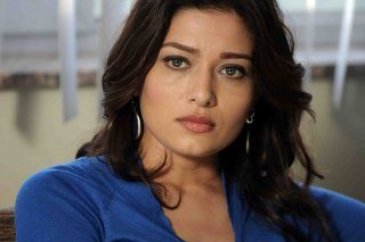 Nurgül Yeşilçay'ın ayağına 10 dikiş atıldı