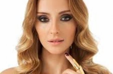 Özge Ulusoy merdivenlerden yuvarlandı