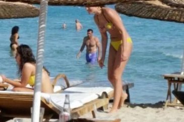 Fahriye Evcen ilk kez bikinili yakalandı