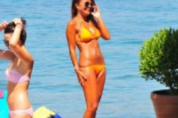 Özlem Yıldız bikini şov 