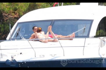 Emina'dan Mustafa Sandal'a öpücük yağmuru
