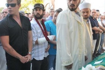 Sinan Akçıl'a acı gününde Ebru Şallı destek oldu...