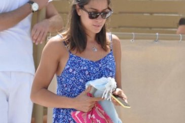 Nilüfer Gürbüz ve mavi elbisesi