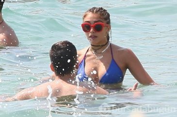 Lourdes Leon tatile devam ediyor