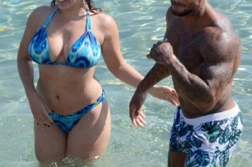 Kelly Brook'un renkli Yunanistan tatili...