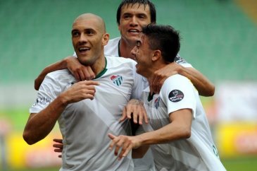 Timsah'ın Rize'de çay keyfi!