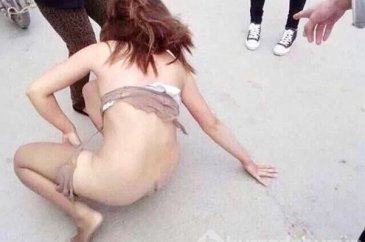 Sokak ortasında çırılçıplak soyulup feci şekilde dövüldü! 