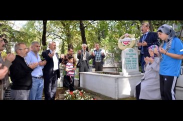 Amigo Yaşar kabri başında anıldı