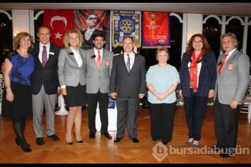 Yeni üyeye rozeti alkışlarla takıldı...