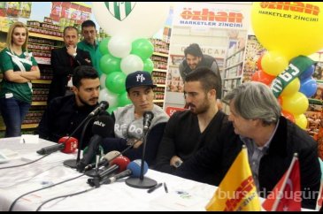 Josue ve Harun imza dağıttı