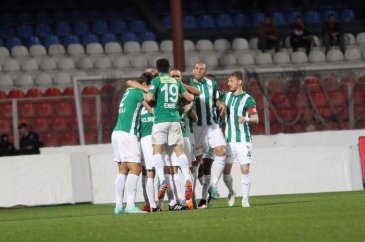 Bakambu coştu! Timsah zirveye kuruldu!