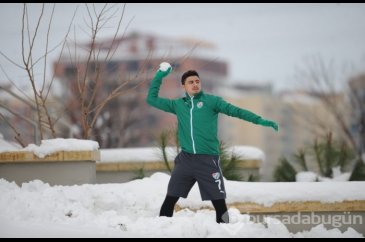 Özlüce'de neşeli kartopu savaşı!