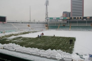 Bursa Atatürk stadında kar temizleme seferberliği